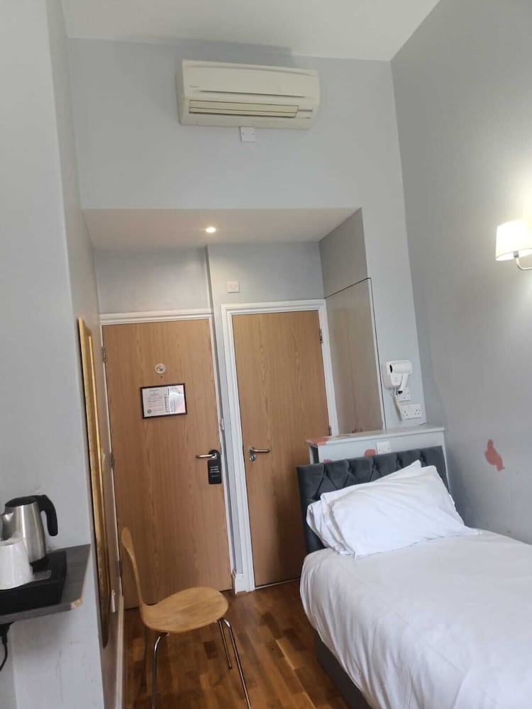 Coronation Hotel 14/50
