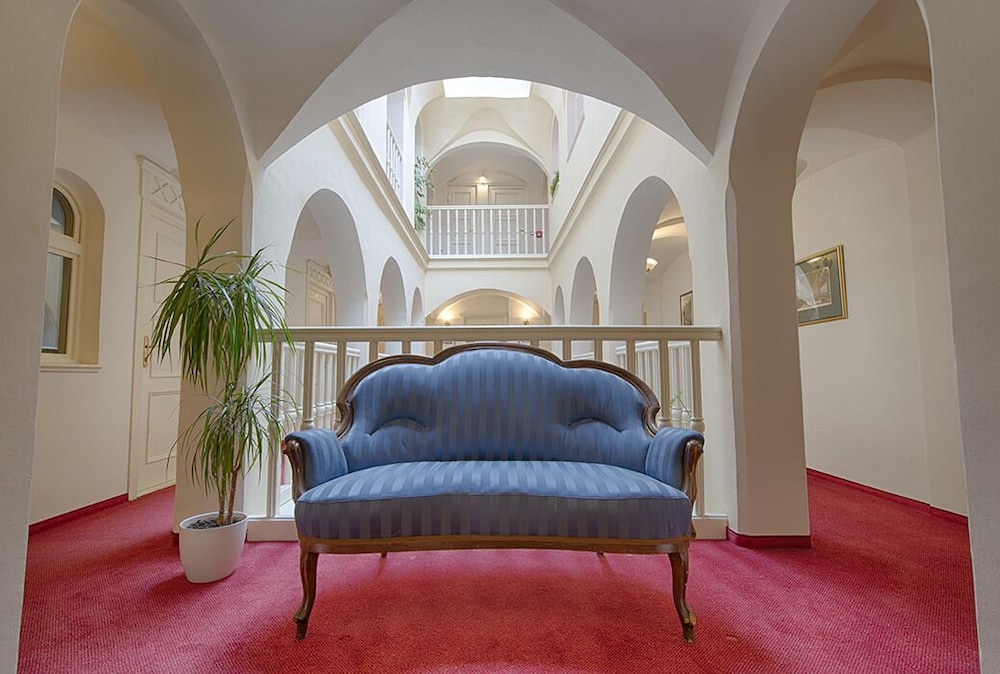 Embassy Hotel 21/40