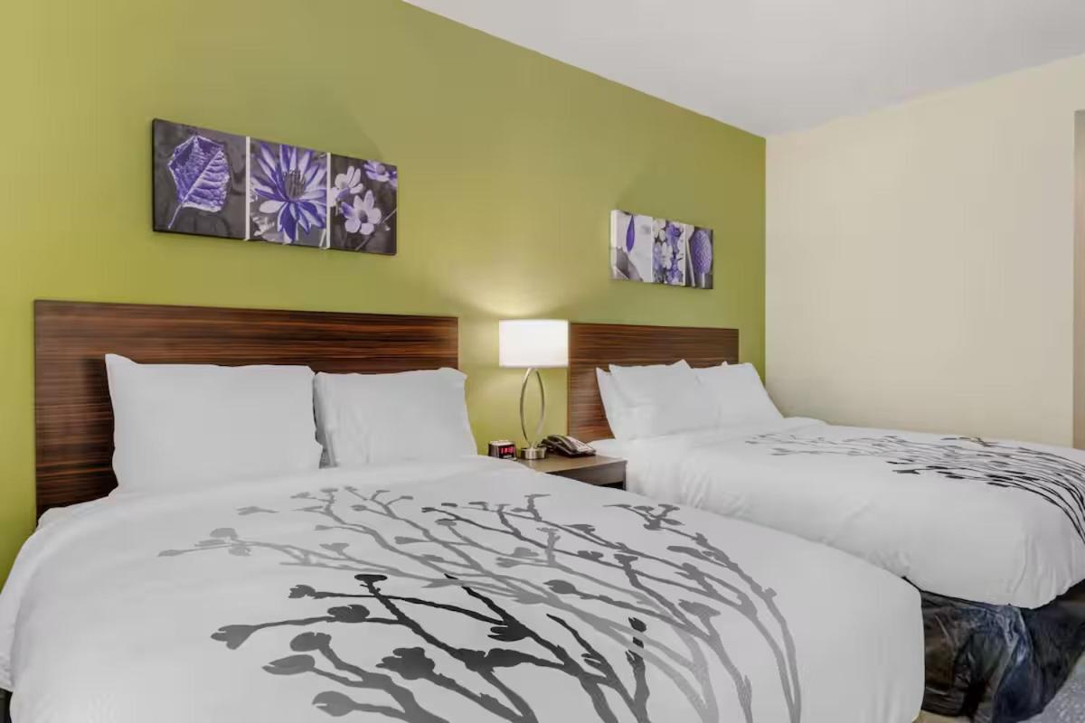 غرفة رباعية بسريرين كوين لذوي الإعاقة، Sleep Inn & Suites Liberty TX 2/4