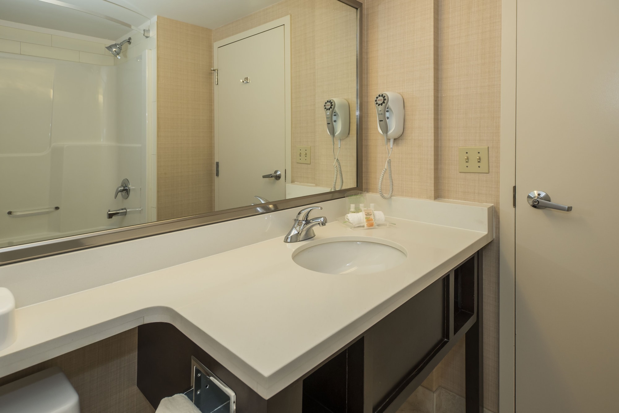 Standard, 2 Queen Beds, Pet Friendly, Holiday Inn Conference Ctr Edmonton South 9/9