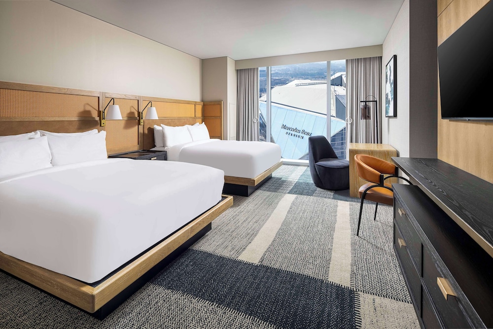 Room, 2 Queen Beds, Stadium View, Bathtub