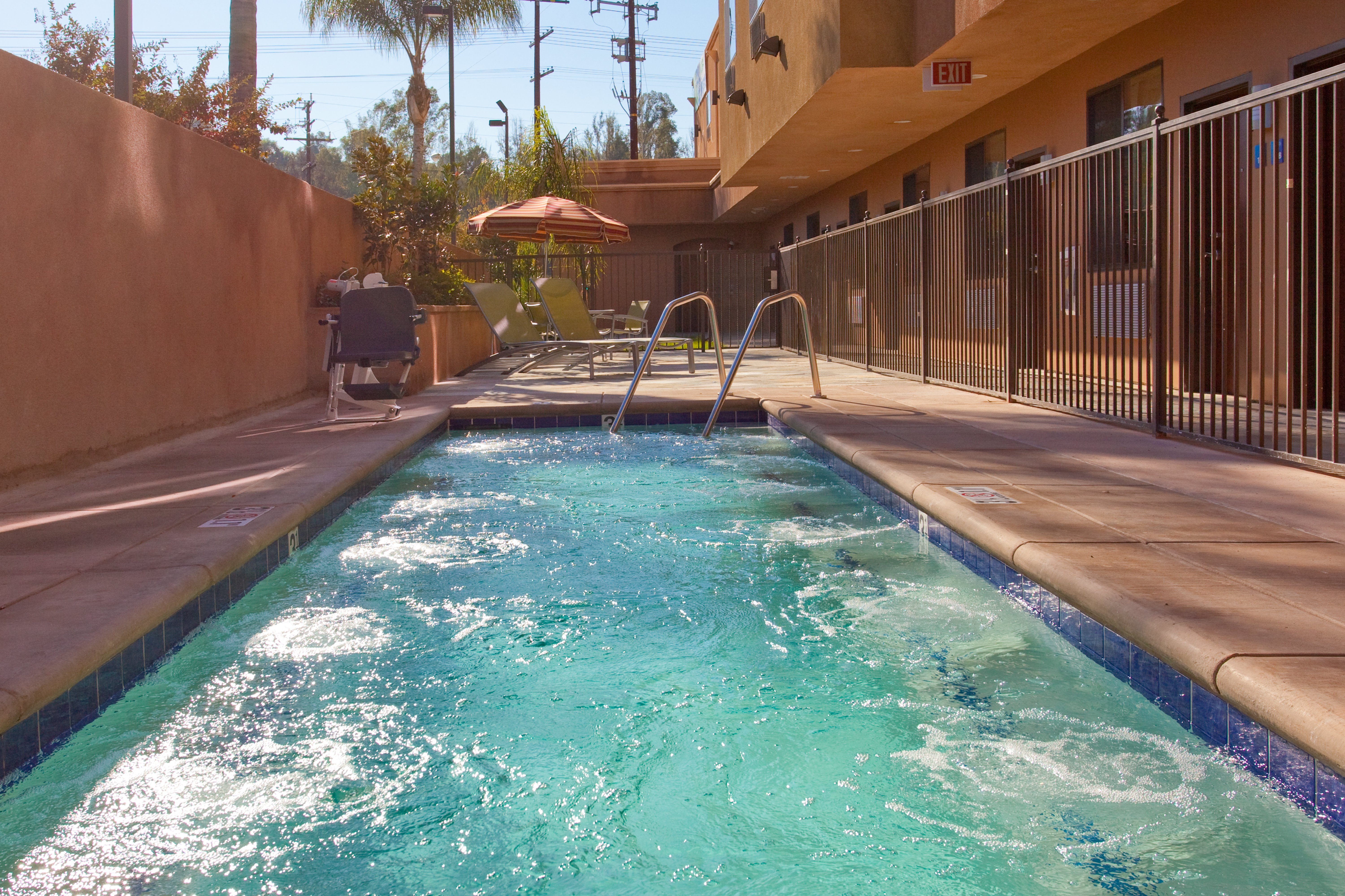 Holiday Inn Express Hotel And Suites Woodland Hills 35/52