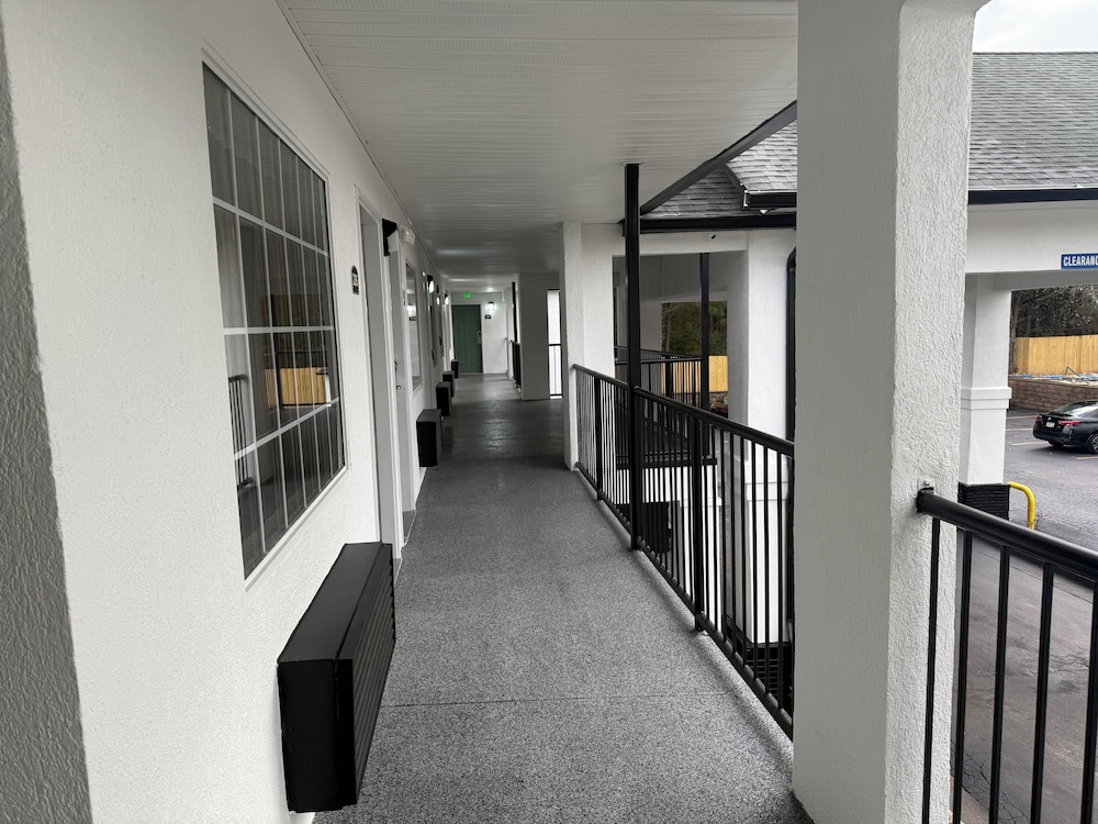 Magnolia Bay Hotel and Suites 3/19