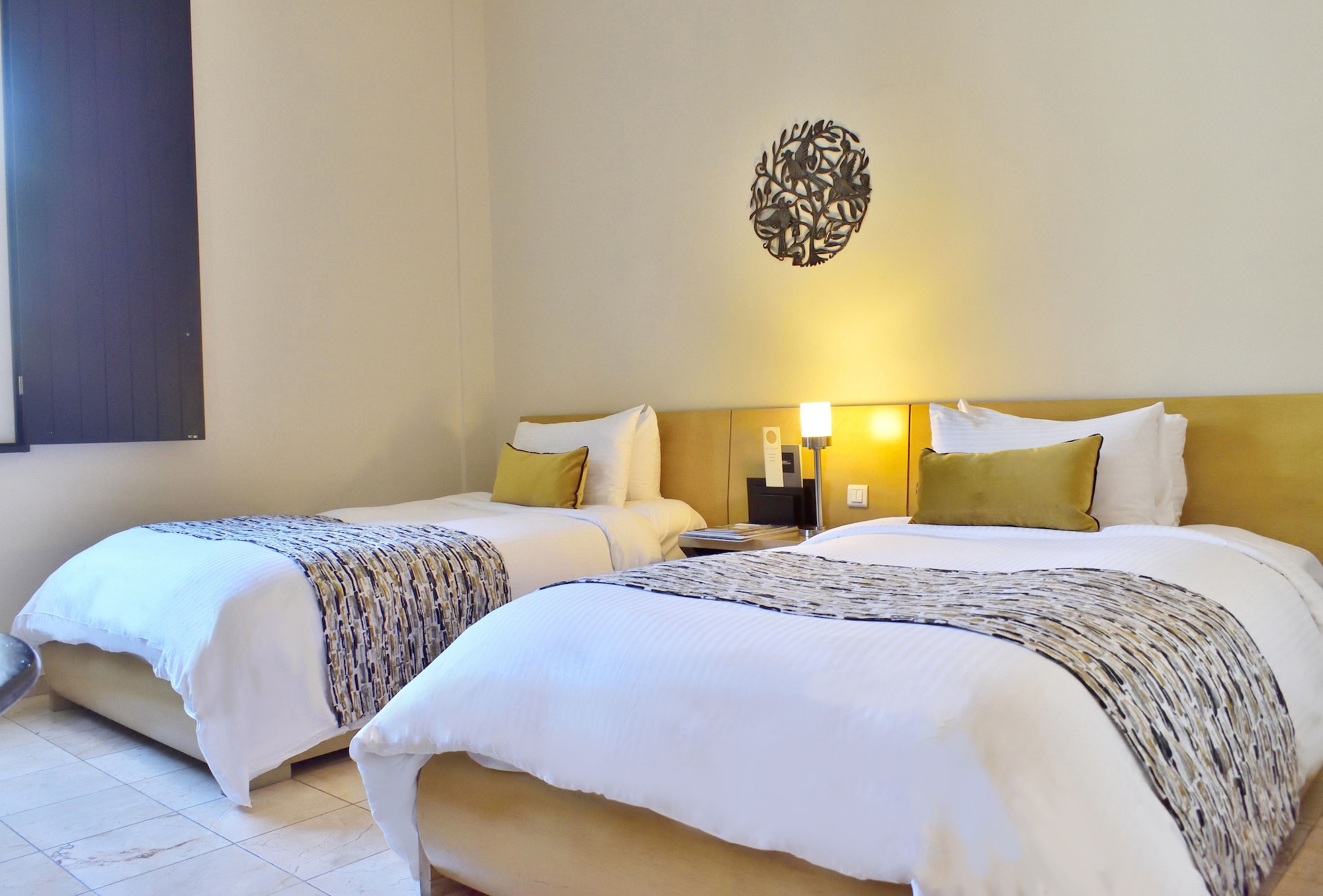 Contemporary, Queen Bed