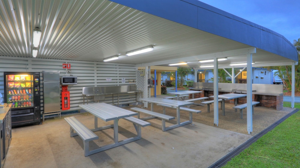 Alex Beach Cabins and Tourist Park 23/50