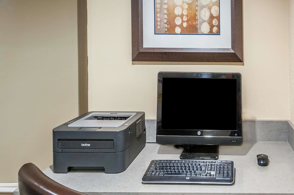 Super 8 by Wyndham Calgary Airport 20/24