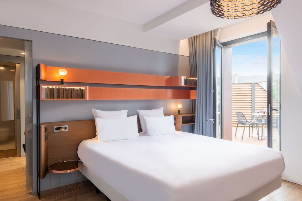 Suite, King Bed, Sofa, Terrace