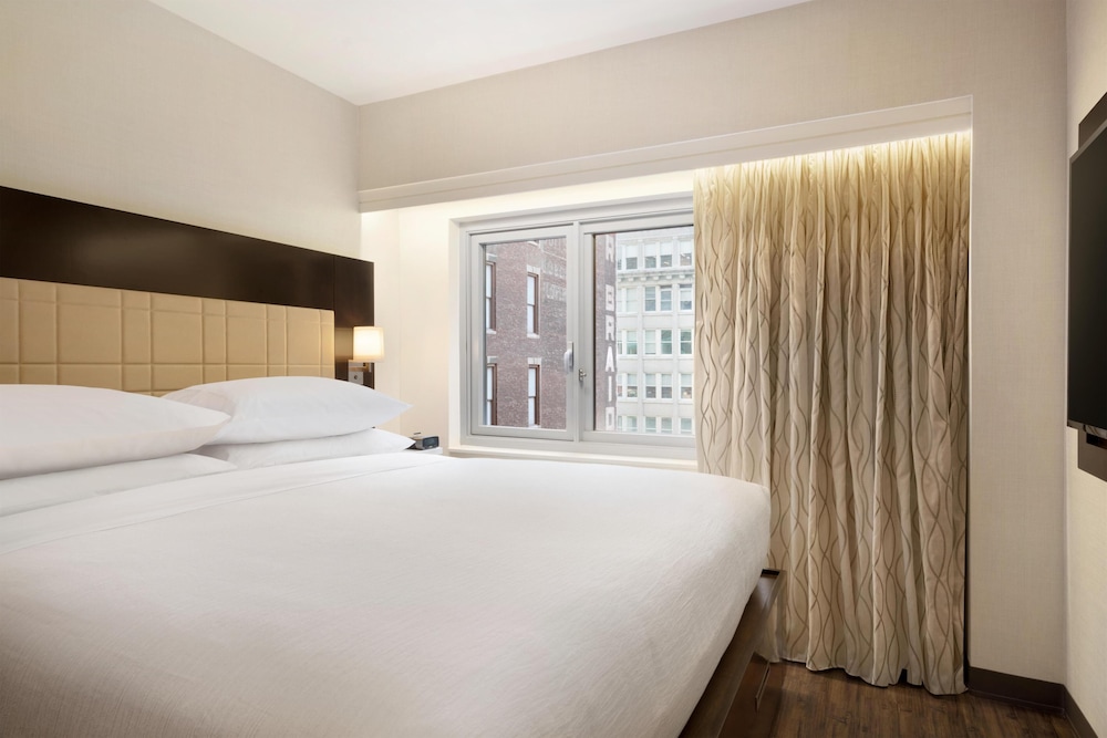 STUDIO, KING BED, SOFA, ACCESSIBLE