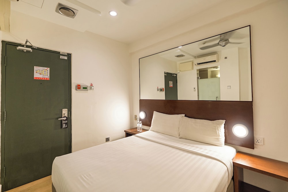 ROOM, DOUBLE BED, NO WINDOW