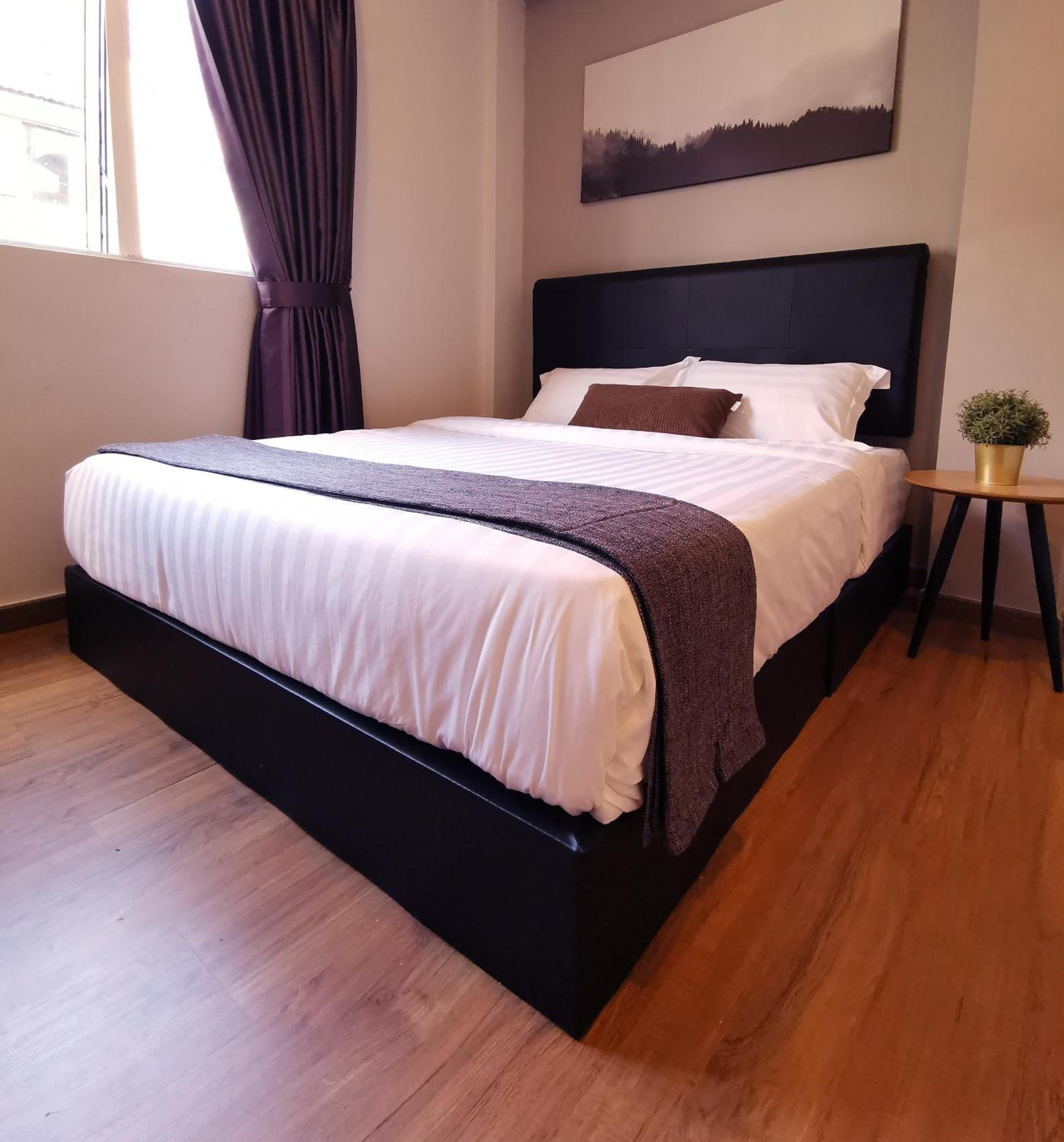 Super, Queen Bed