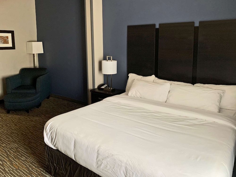 Comfort Inn & Suites Columbus North 12/35