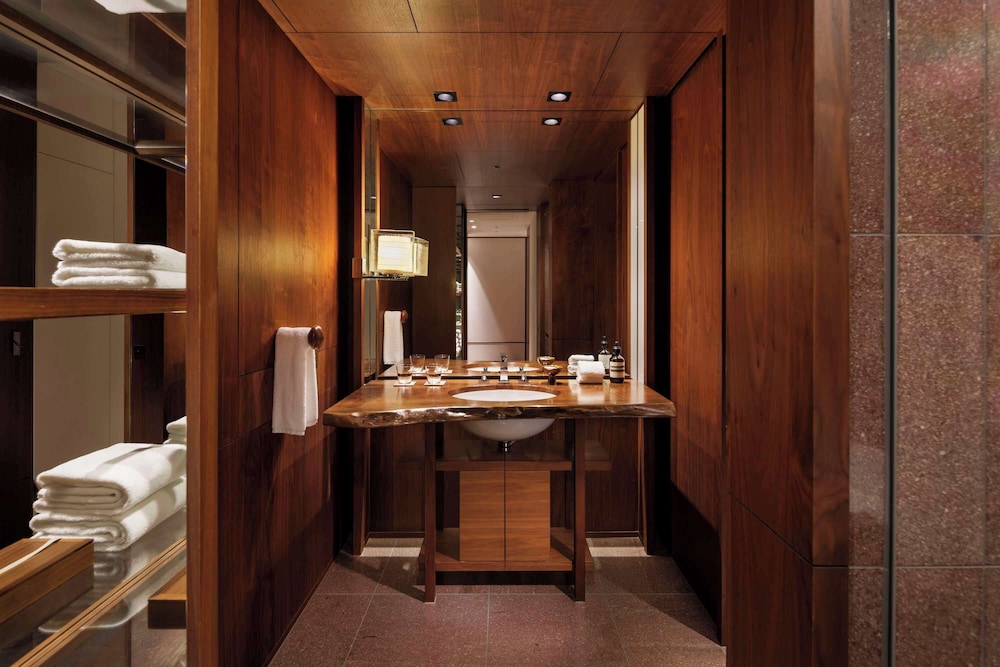 Andaz Tokyo Toranomon Hills 30/69