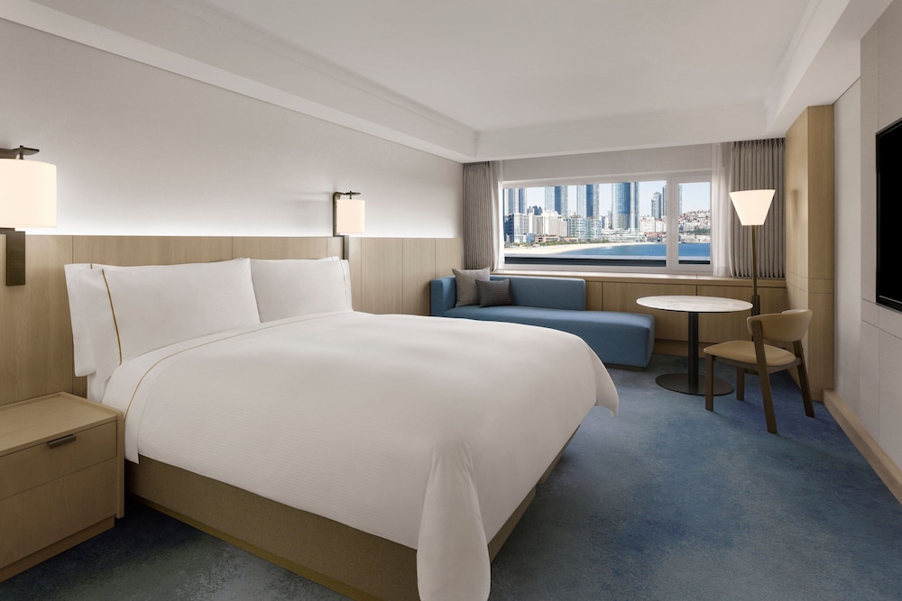Beach, Deluxe, King Bed, Partial Sea View, Low Floor