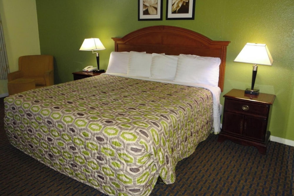Regency Inn & Suites Houston East I 10 33/52