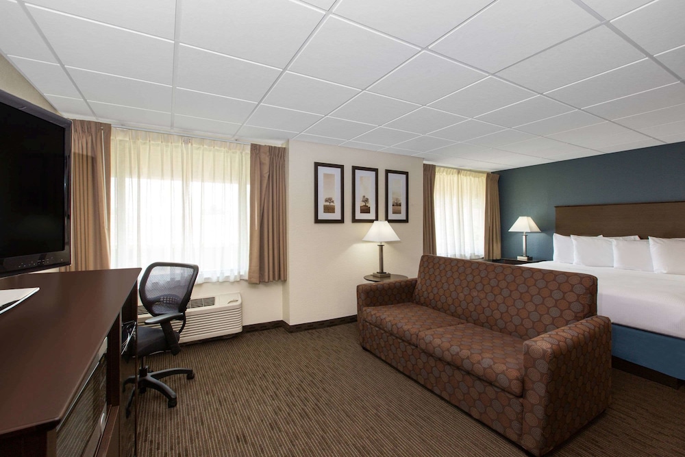 AmericInn by Wyndham La Crosse Riverfront Conference Center 35/45