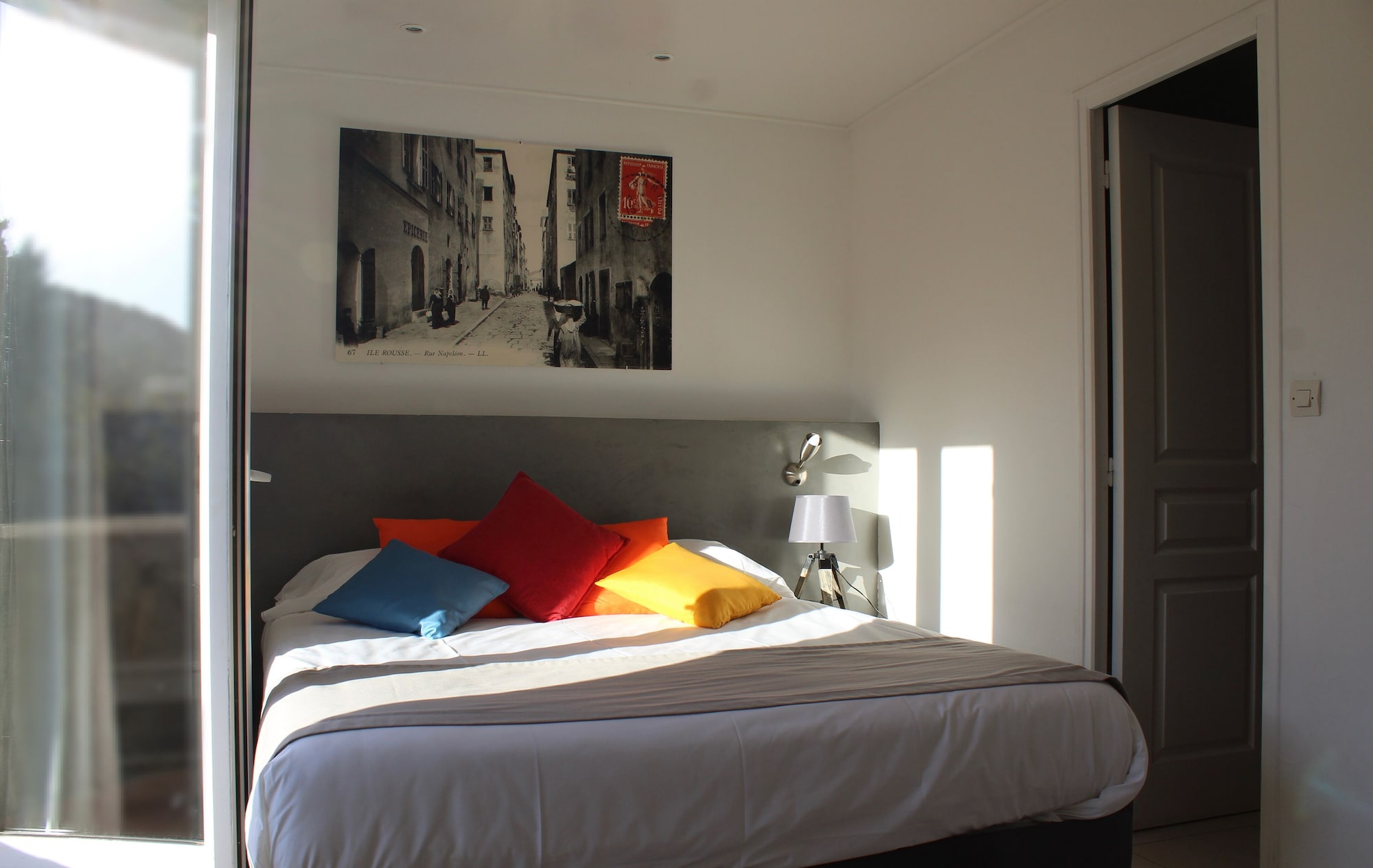 ROOM, DOUBLE BED