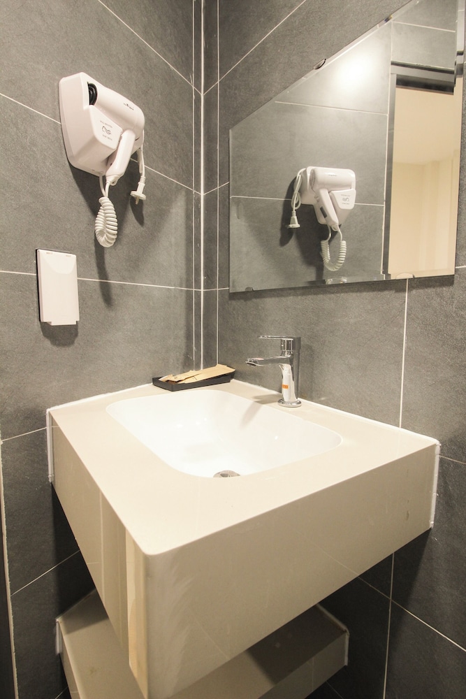 De Lustora Hotel & Apartment - District 1, HCM. 33/35