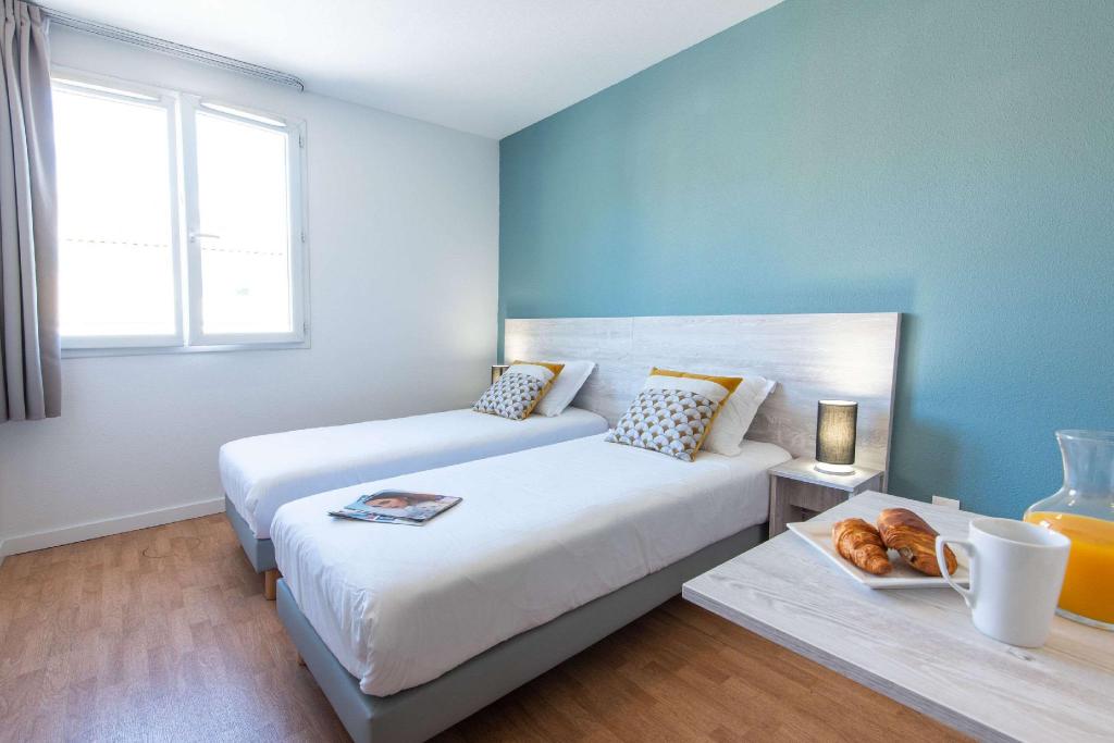 Upgrade, Twin Beds