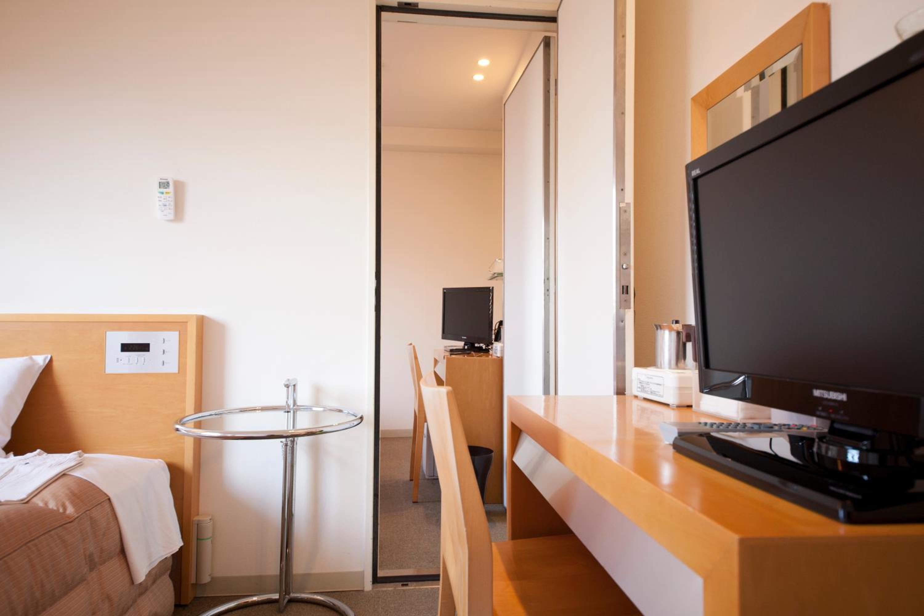 Connecting, Twin Beds
