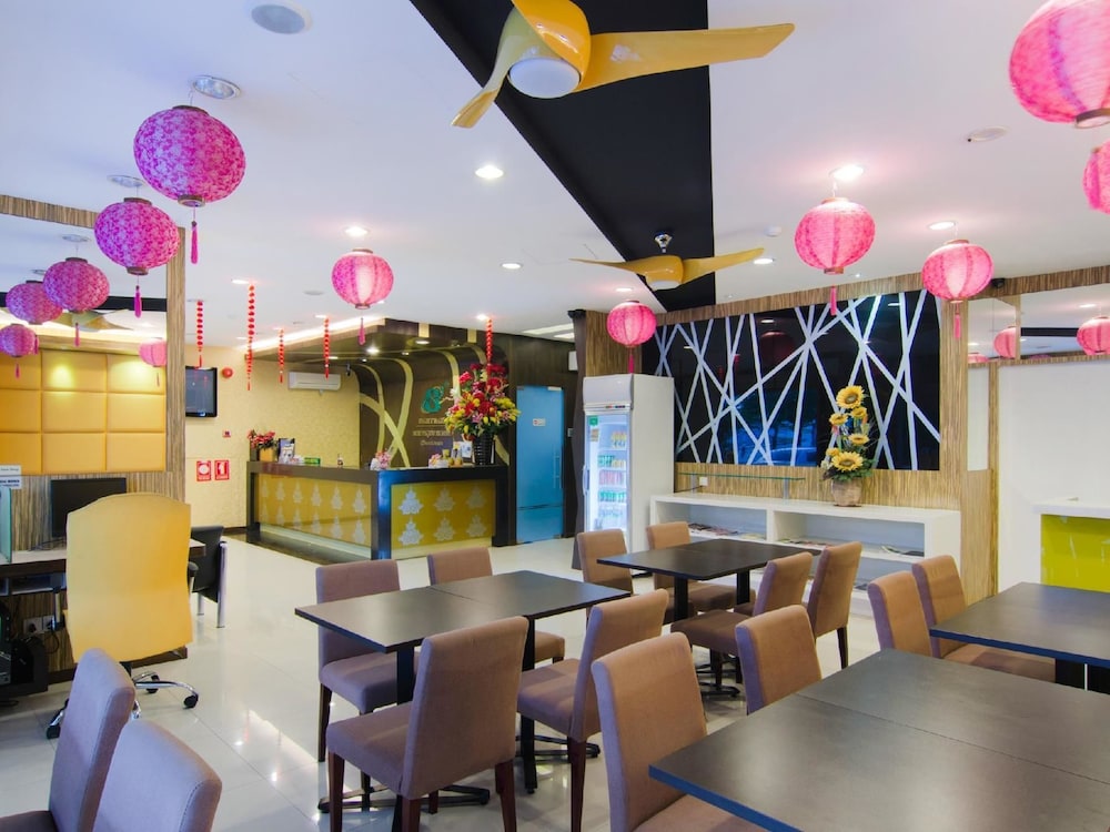 8 Days Boutique Hotel Mount Austin 54/57