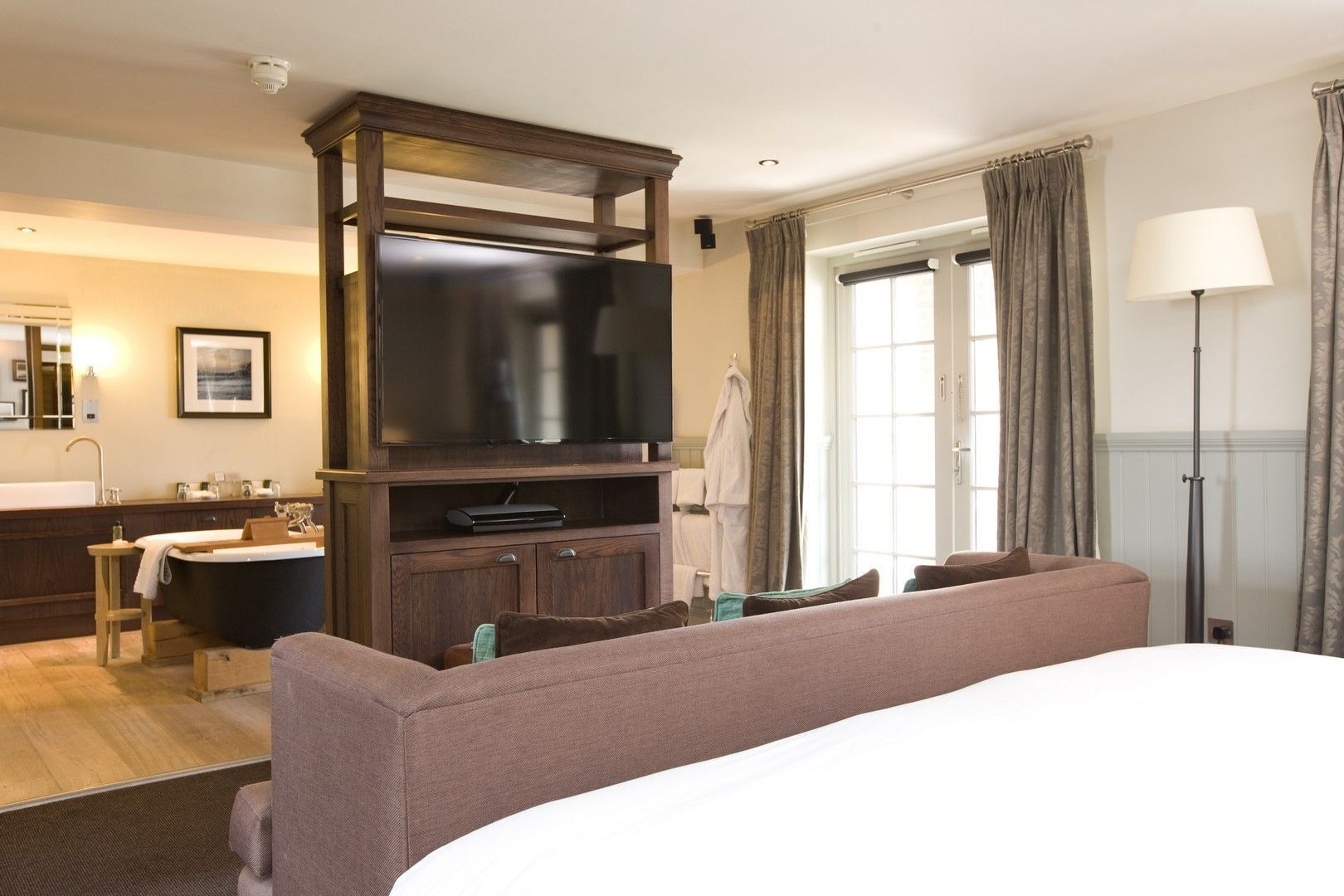 SIGNATURE, SUITE