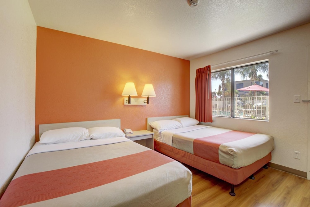 Motel6 Corona, CA - Norco 30/70