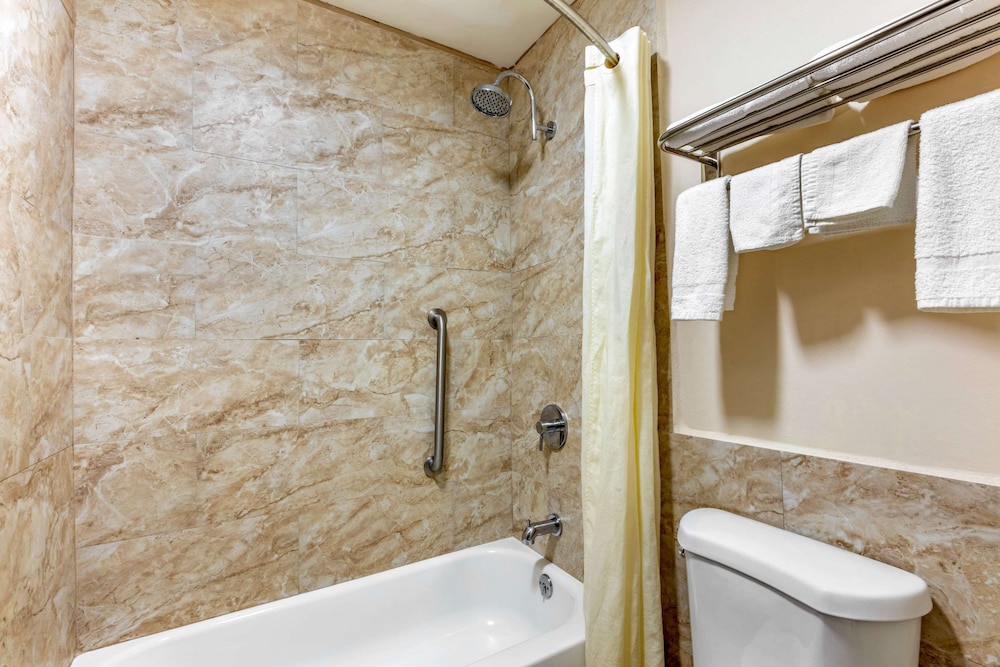 Econo Lodge Kosciusko MS 8/25