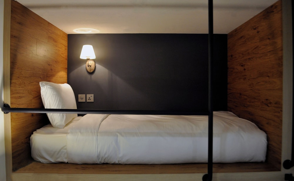 Female Dorm, Female Only, Shared Bathroom