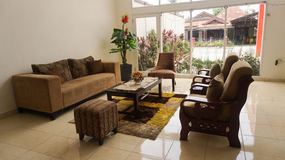 The Garden Hotel Gorontalo 7/11