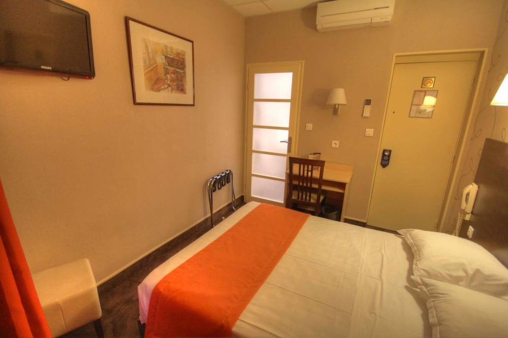 ROOM, DOUBLE BED, BATHTUB