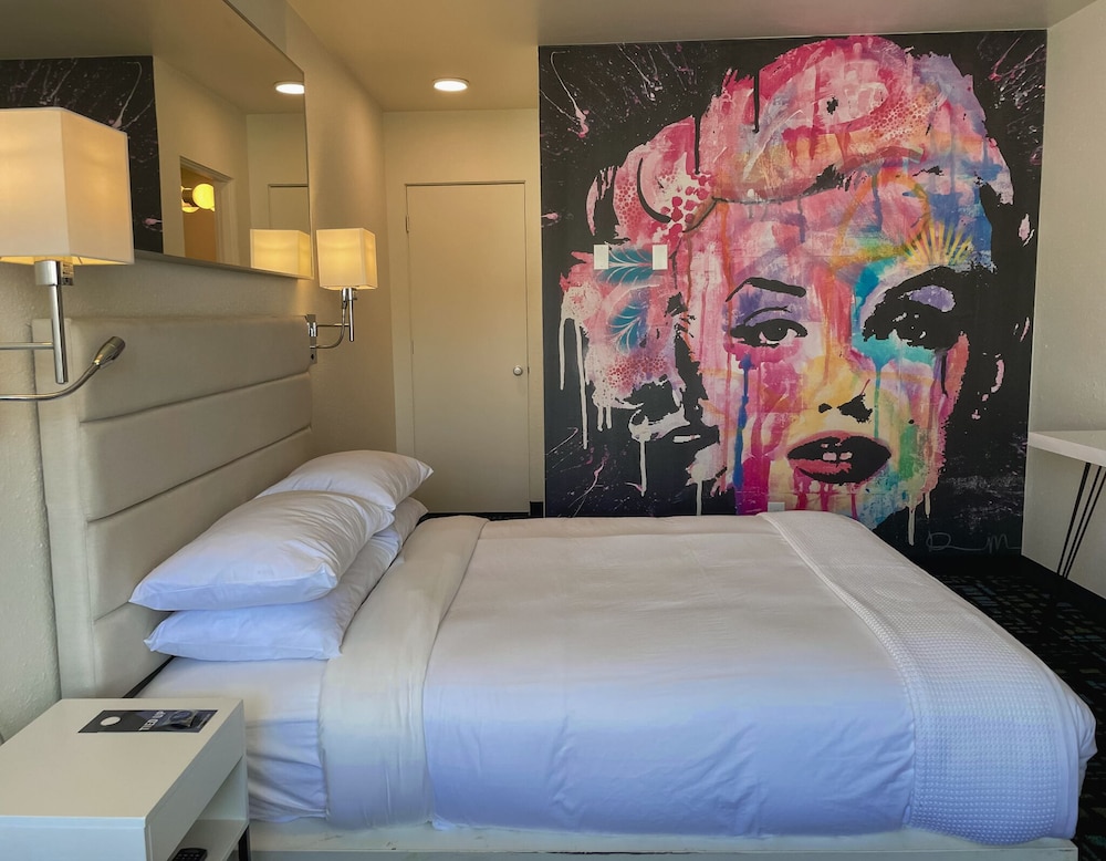 Jupiter Hotel 22/71