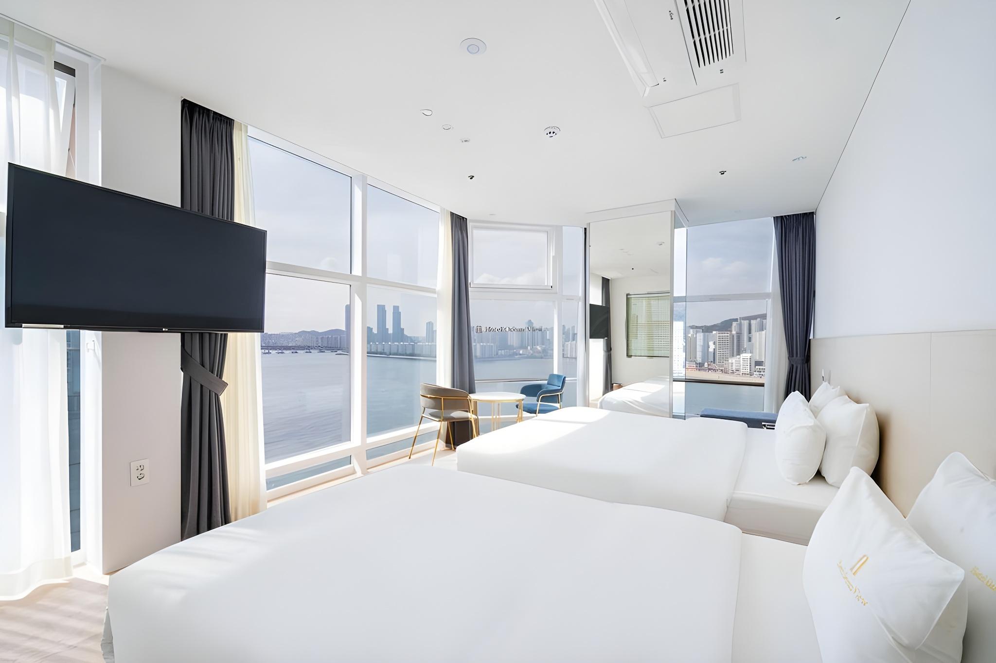 Royal, Ocean, Suite, Twin Beds