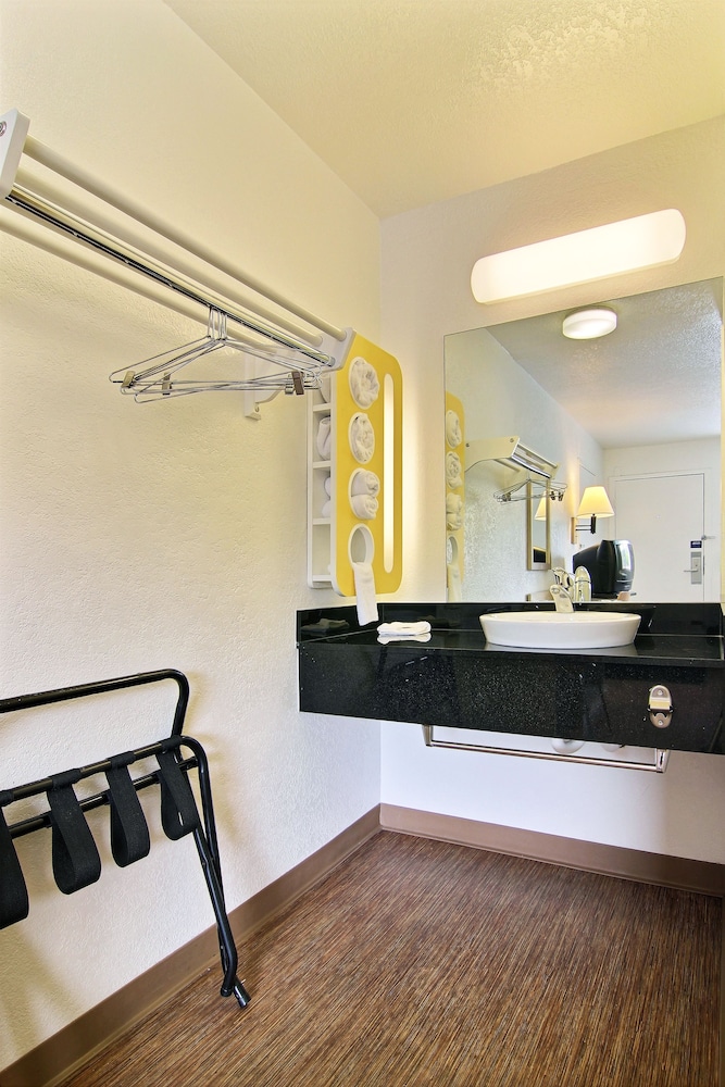 Motel6 Albuquerque, NM - Midtown 8/50