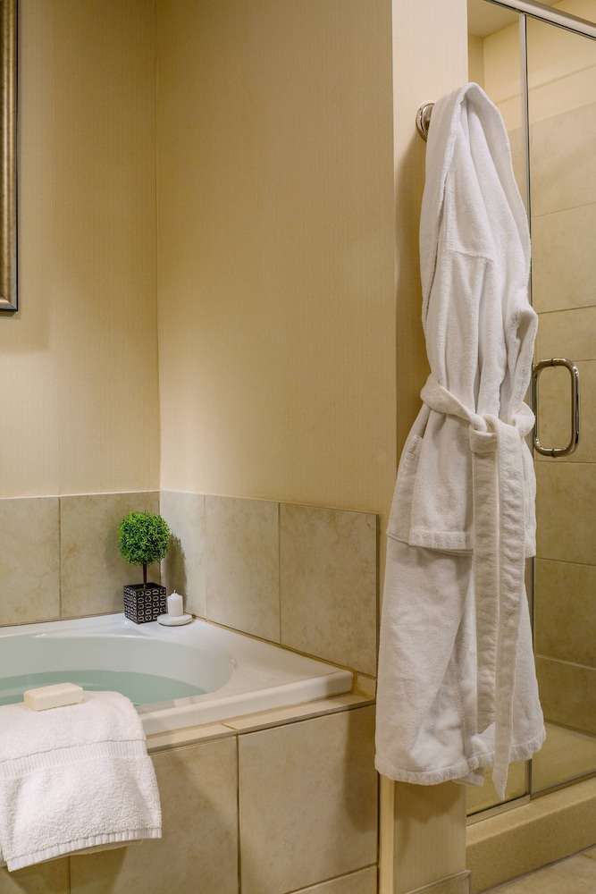 Courtyard Marriott Burlington Harbor 16/48