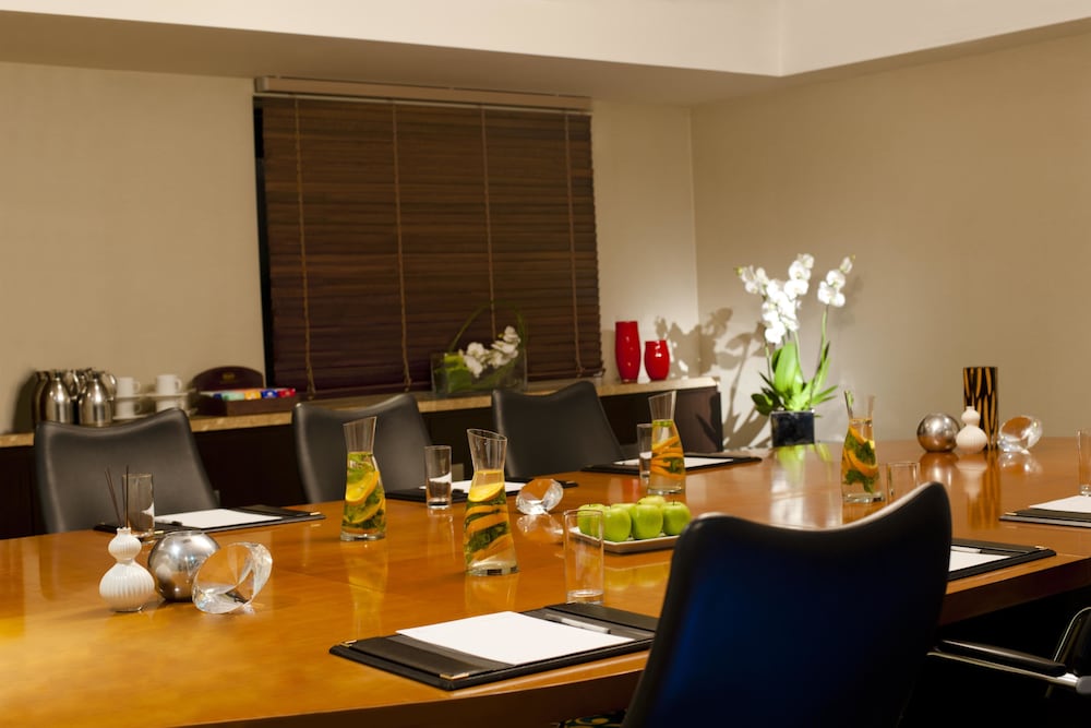 Renaissance Atyrau Hotel 52/54