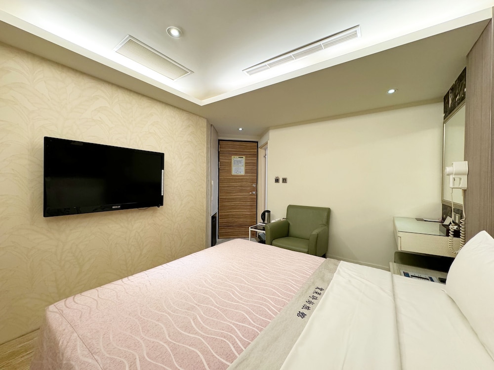 ROOM, DOUBLE BED, NO WINDOW