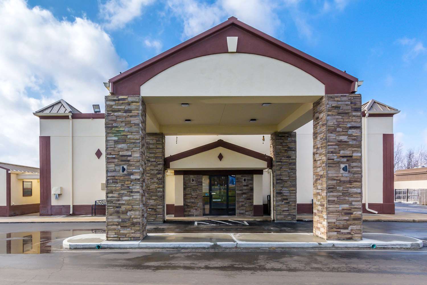Econo Lodge Cloverdale 3/39