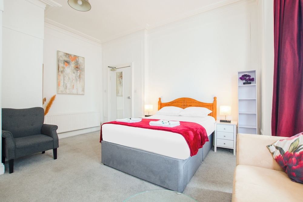 OYO The Lodge Bournemouth 8/47