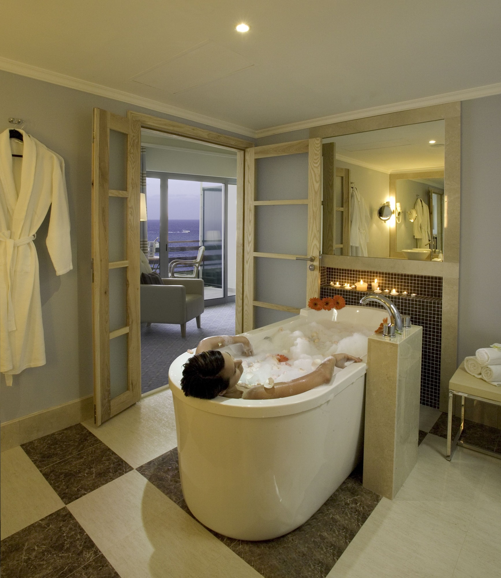 جناح جونيور بسرير كوين، Pestana Carlton Madeira 7/10