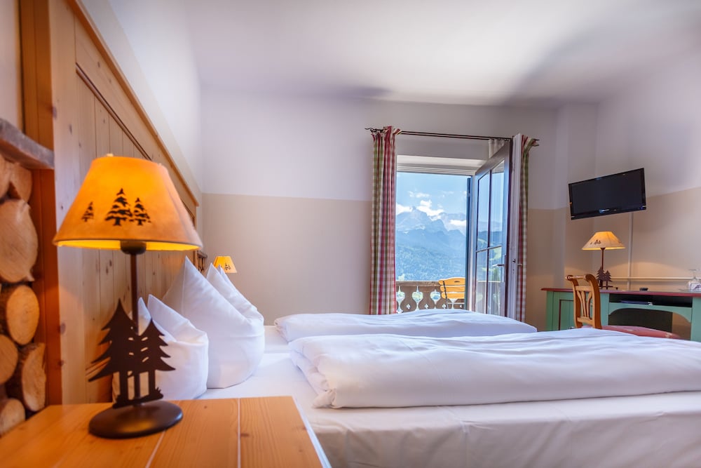 غرفة بسرير كوين بشرفة، Landhotel and Berggasthof Panorama 3/6