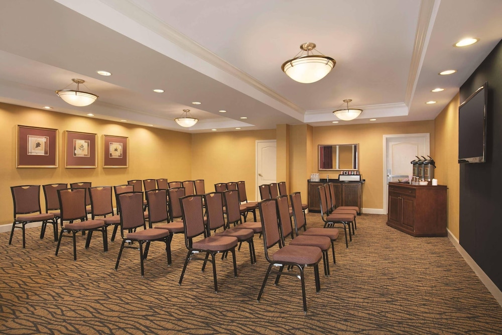 Country Inn & Suites By Radisson, Atlanta Airport North, GA 45/54