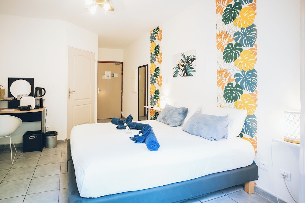 Lindsey Hotel 23/64