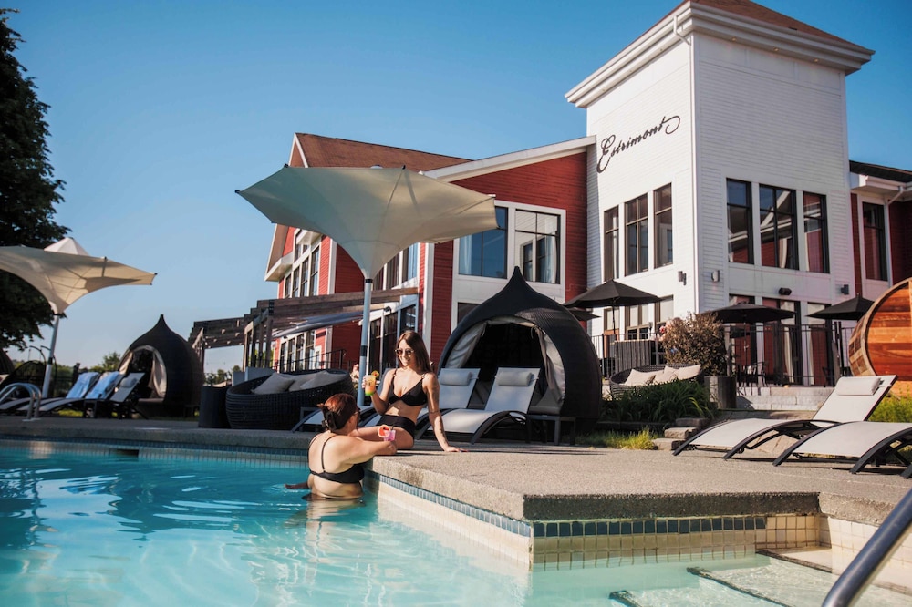 ESTRIMONT SUITES & SPA 53/61