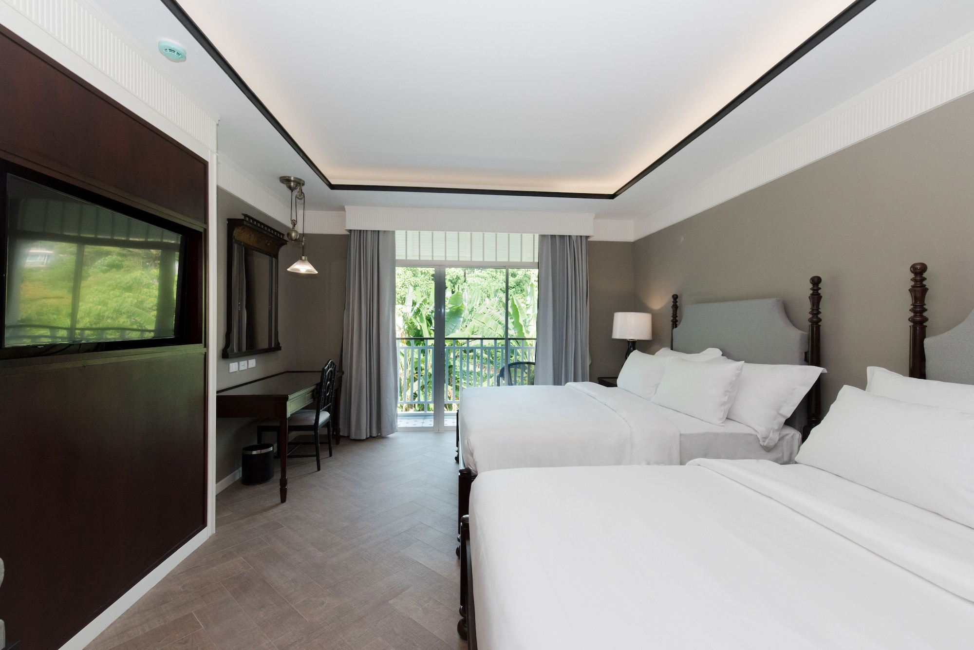 Deluxe, King Bed, Pool Access