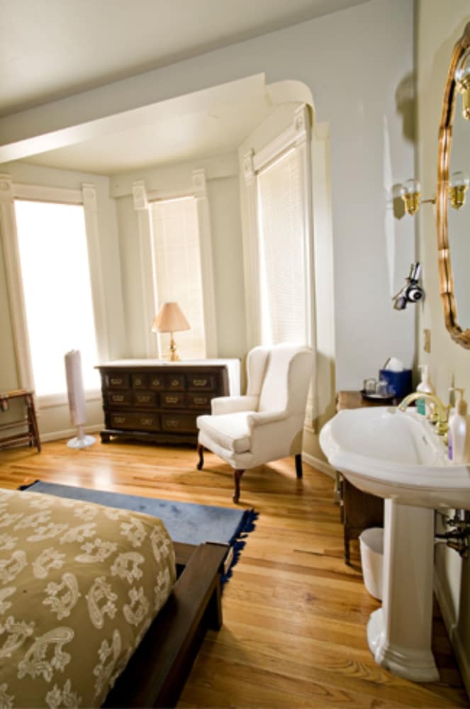 Queen Anne Bed And Breakfast 55/70