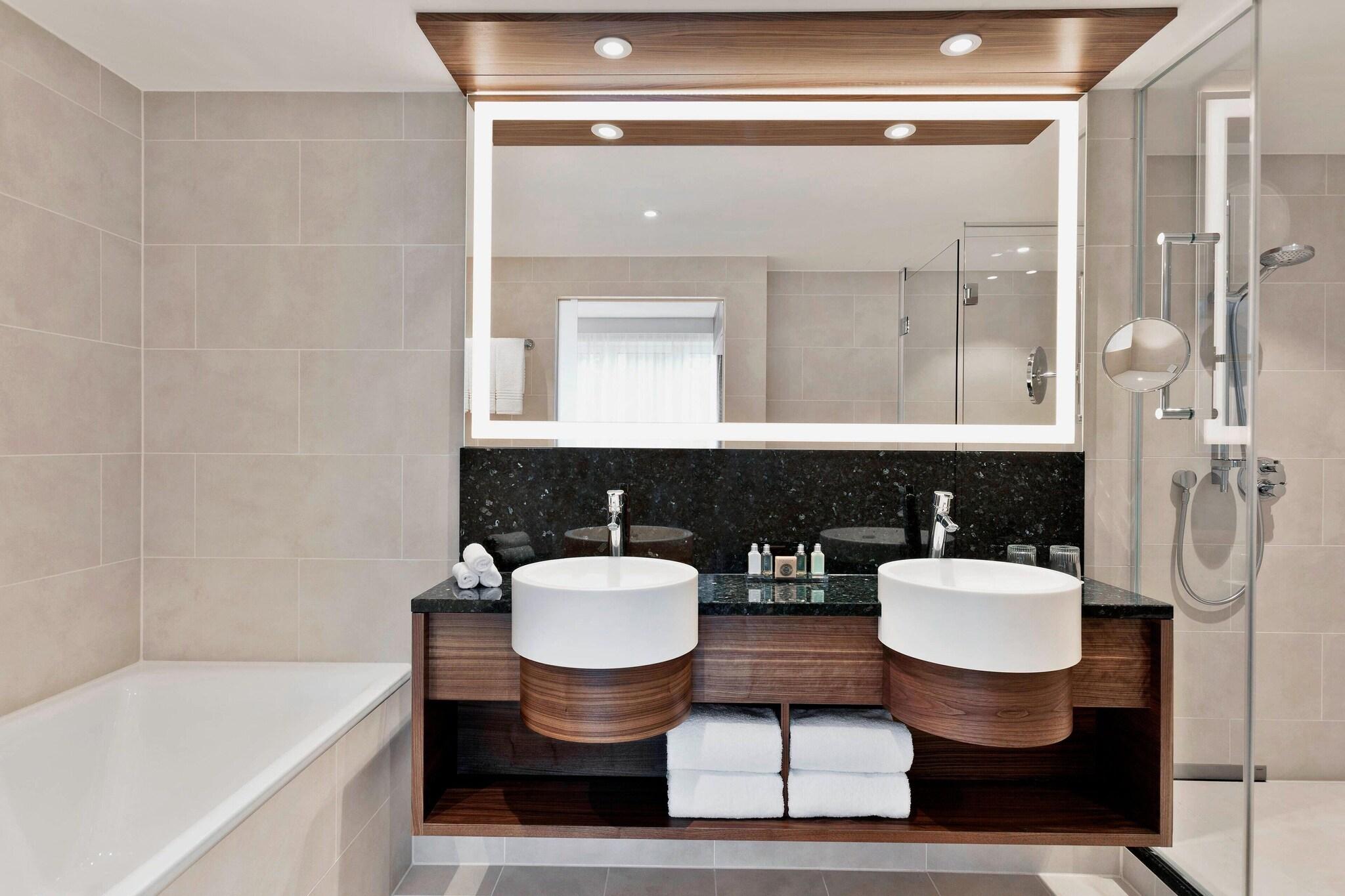 2 Bedrooms, Club, Suite, 2 Double Beds, Vienna Marriott Hotel 3/4