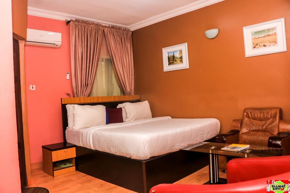 Sweet Savor Hotels & Suites 11/28