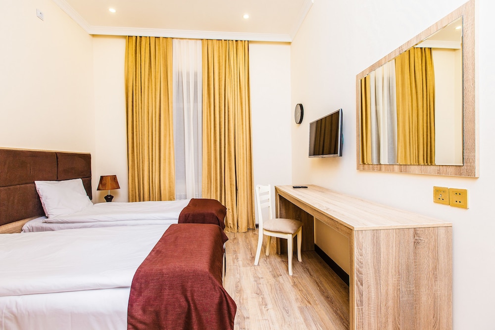 DELUXE CITY HOTEL 36/70