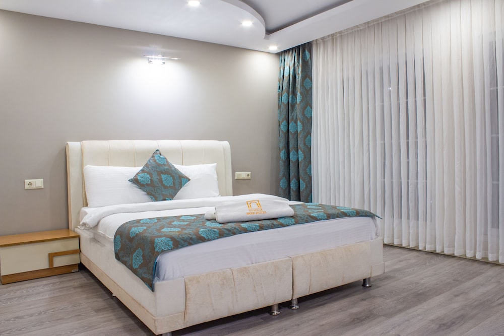 ROYAL, SUITE, KING BED