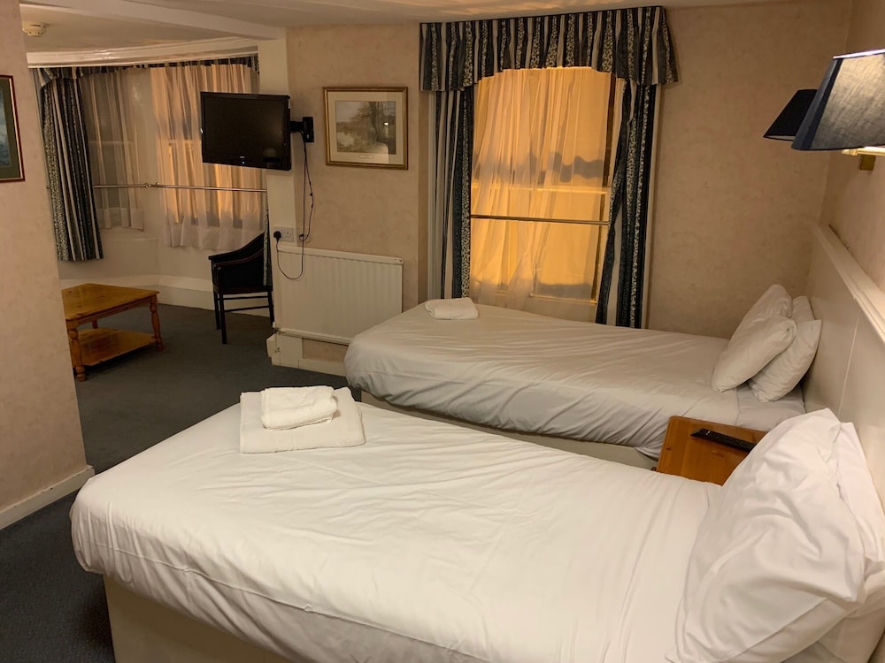 Yelf's Hotel 3/25